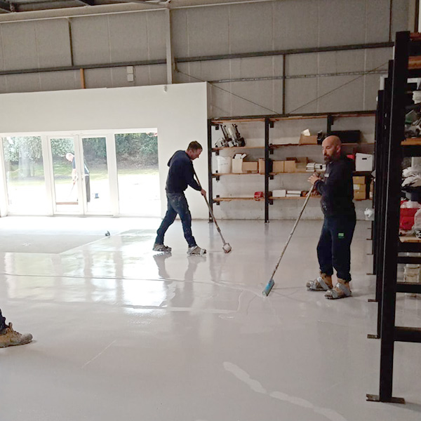 Fitting epoxy resin floor in a warehouse